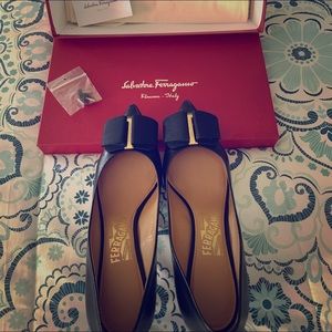 Ferragamo black pumps size US8